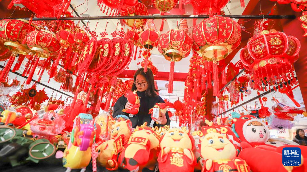 1月18日,市民在河北省唐山市海港经济开发区节庆年货市场选购迎春饰品。春节临近,神州大地年味渐浓。新华社发(李磊摄)