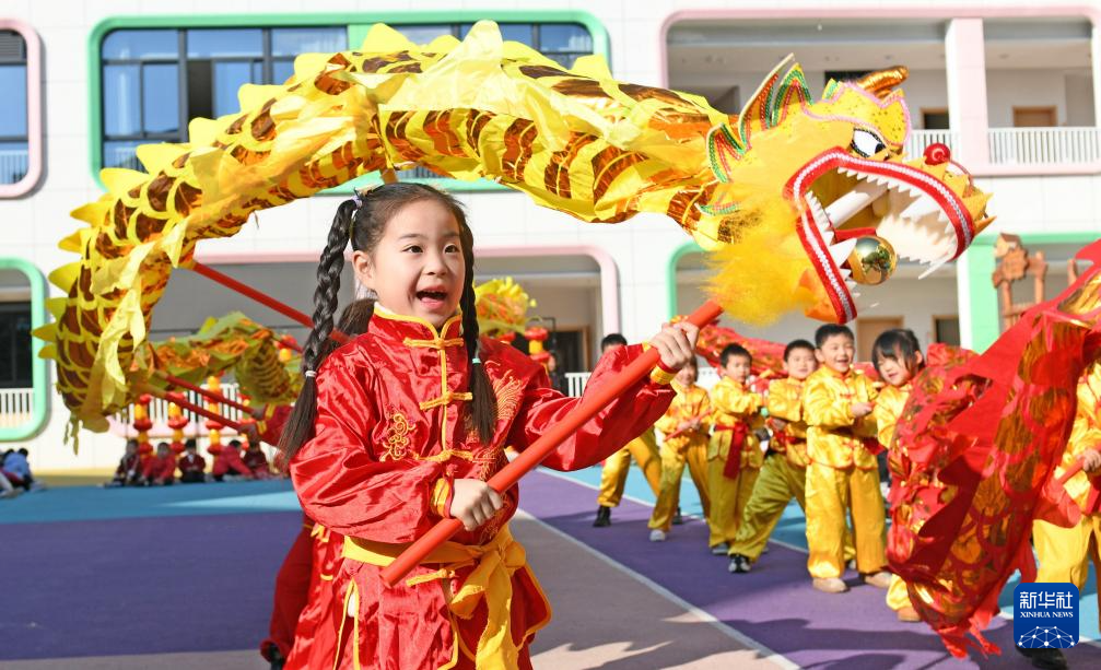 1月18日,浙江省台州市仙居县迎晖幼儿园的小朋友在舞龙表演,喜迎龙年新春。春节临近,神州大地年味渐浓。新华社发(王华斌摄)