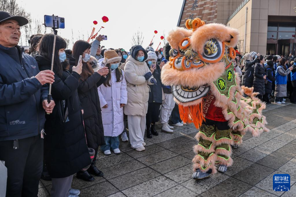 1月18日,在山东省淄博市高青县举行的山东乡村文化旅游节启动仪式现场,当地居民在观看民俗表演。春节临近,神州大地年味渐浓。新华社记者 朱峥 摄