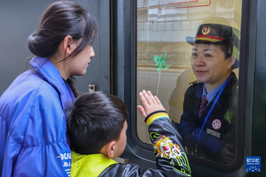 1月26日,儿子张晋给出乘的妈妈唐乐(右)敬礼告别。