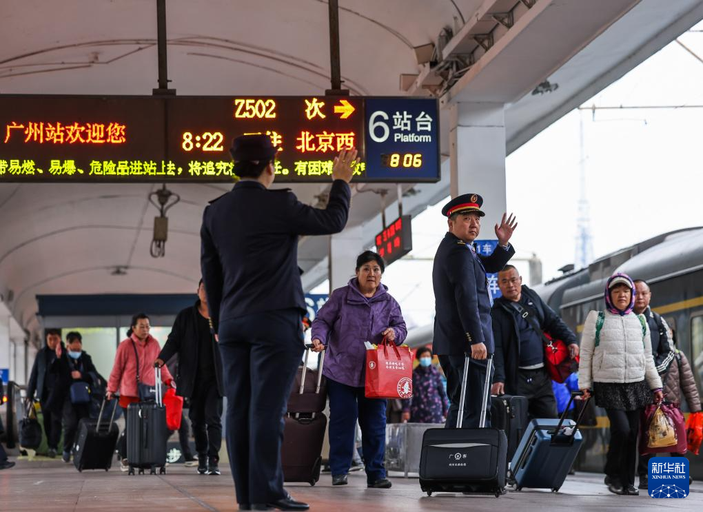1月26日,张飞、唐乐夫妇在广州站月台上挥别,各自出乘。