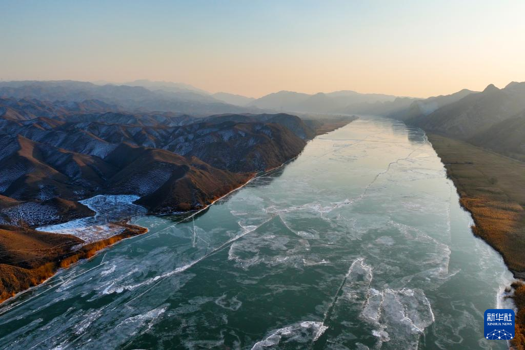 连日来,受寒潮影响,宁夏吴忠市青铜峡大坝上游黄河河段出现结冰封河现象。