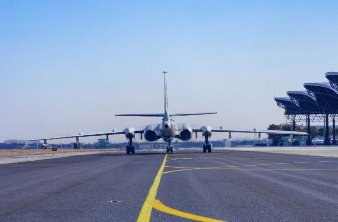 近日,东部战区空军航空兵某团连续开展高强度、多课目跨昼夜飞行训练。僚机快速追赶长机,组成战斗编队。武控师利用机载设备搜索截获“打击目标”,飞行员调整航向高度,占领有利攻击阵位,完成模拟轰炸。今早,一起到航空兵训练场↑