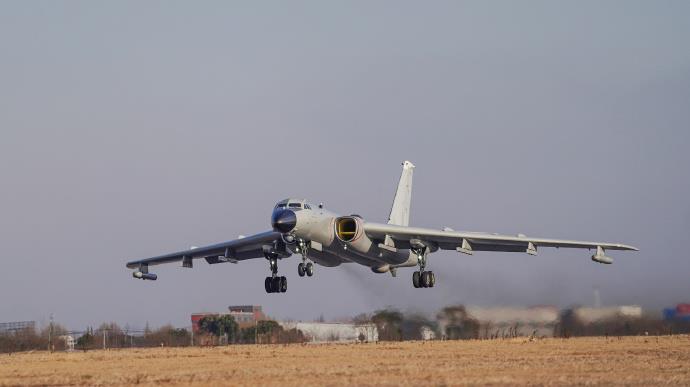 近日,东部战区空军航空兵某团连续开展高强度、多课目跨昼夜飞行训练。僚机快速追赶长机,组成战斗编队。武控师利用机载设备搜索截获“打击目标”,飞行员调整航向高度,占领有利攻击阵位,完成模拟轰炸。今早,一起到航空兵训练场↑