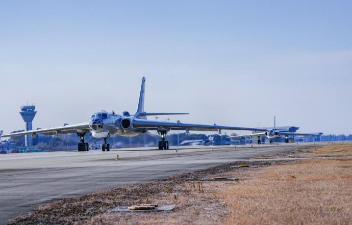 近日,东部战区空军航空兵某团连续开展高强度、多课目跨昼夜飞行训练。僚机快速追赶长机,组成战斗编队。武控师利用机载设备搜索截获“打击目标”,飞行员调整航向高度,占领有利攻击阵位,完成模拟轰炸。今早,一起到航空兵训练场↑