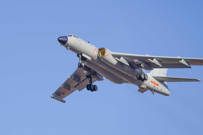 近日,东部战区空军航空兵某团连续开展高强度、多课目跨昼夜飞行训练。僚机快速追赶长机,组成战斗编队。武控师利用机载设备搜索截获“打击目标”,飞行员调整航向高度,占领有利攻击阵位,完成模拟轰炸。今早,一起到航空兵训练场↑