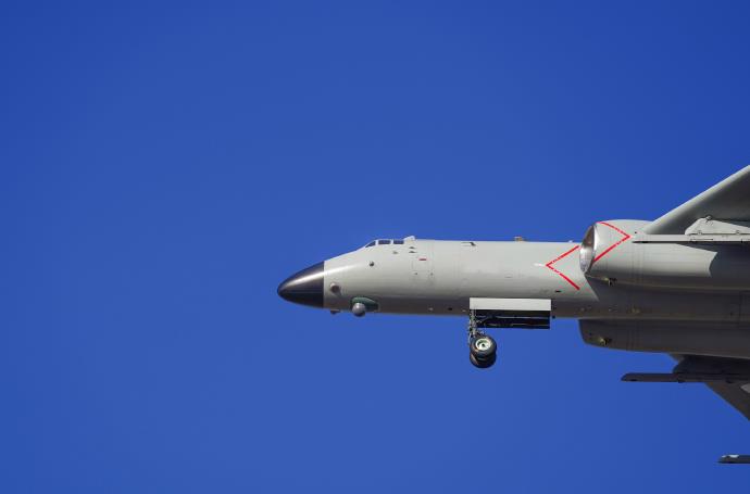 近日,东部战区空军航空兵某团连续开展高强度、多课目跨昼夜飞行训练。僚机快速追赶长机,组成战斗编队。武控师利用机载设备搜索截获“打击目标”,飞行员调整航向高度,占领有利攻击阵位,完成模拟轰炸。今早,一起到航空兵训练场↑