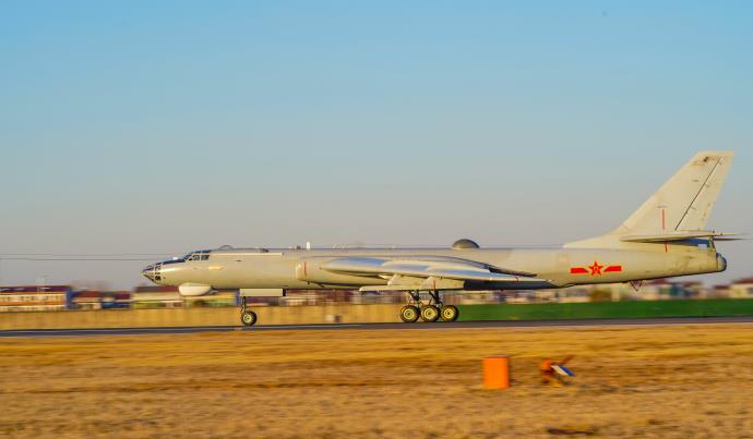 近日,东部战区空军航空兵某团连续开展高强度、多课目跨昼夜飞行训练。僚机快速追赶长机,组成战斗编队。武控师利用机载设备搜索截获“打击目标”,飞行员调整航向高度,占领有利攻击阵位,完成模拟轰炸。今早,一起到航空兵训练场↑