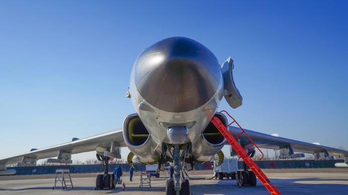 近日,东部战区空军航空兵某团连续开展高强度、多课目跨昼夜飞行训练。僚机快速追赶长机,组成战斗编队。武控师利用机载设备搜索截获“打击目标”,飞行员调整航向高度,占领有利攻击阵位,完成模拟轰炸。今早,一起到航空兵训练场↑