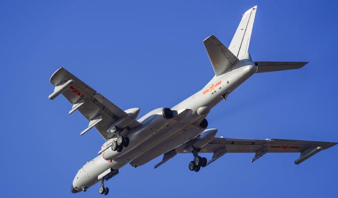 近日,东部战区空军航空兵某团连续开展高强度、多课目跨昼夜飞行训练。僚机快速追赶长机,组成战斗编队。武控师利用机载设备搜索截获“打击目标”,飞行员调整航向高度,占领有利攻击阵位,完成模拟轰炸。今早,一起到航空兵训练场↑
