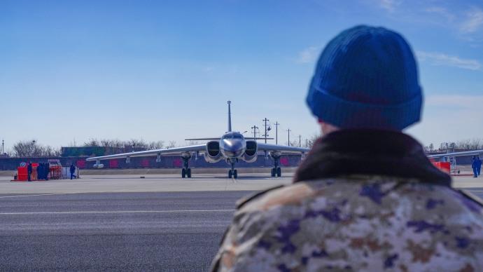 近日,东部战区空军航空兵某团连续开展高强度、多课目跨昼夜飞行训练。僚机快速追赶长机,组成战斗编队。武控师利用机载设备搜索截获“打击目标”,飞行员调整航向高度,占领有利攻击阵位,完成模拟轰炸。今早,一起到航空兵训练场↑