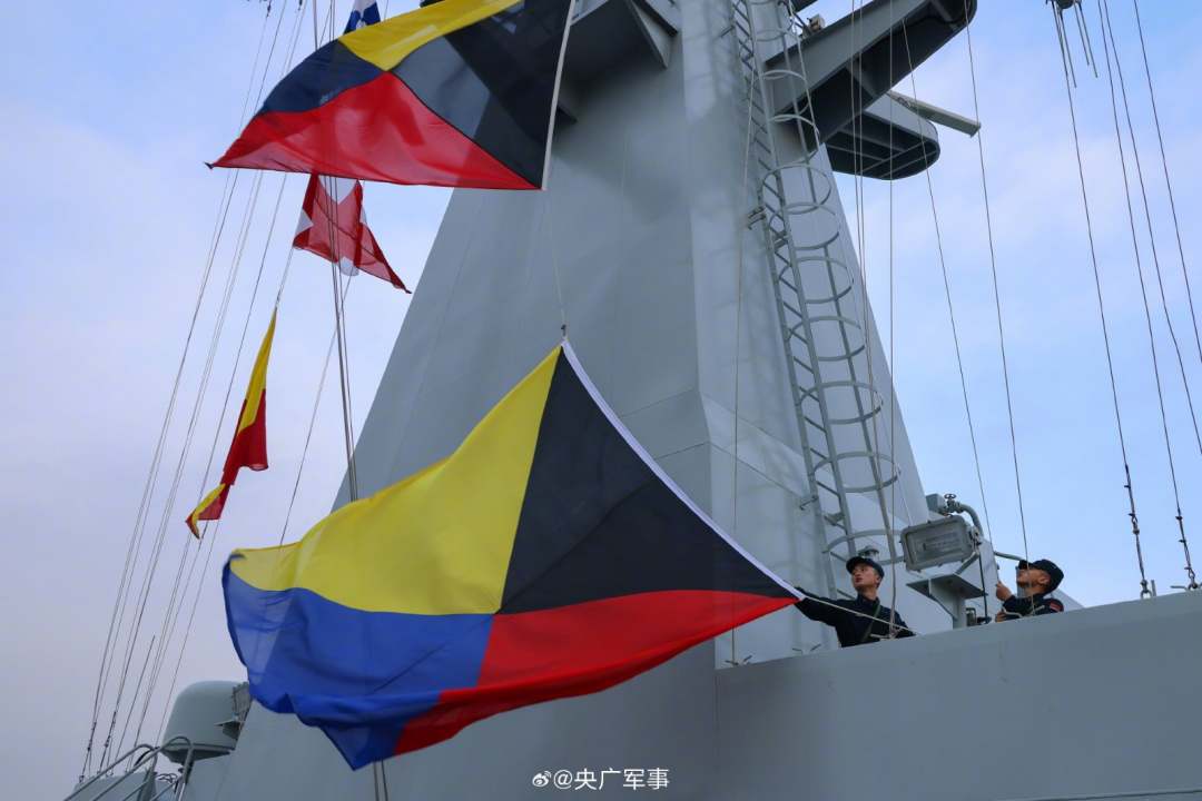 近日,南部战区海军某登陆舰支队多艘舰艇组成编队,奔赴多个海区开展实战化海上训练。在为期数天的训练中,舰艇编队相继开展横向液货补给、损害管制、舰载机起降等多个科目训练,不断锤炼编队协同作战能力和官兵应急处置能力。