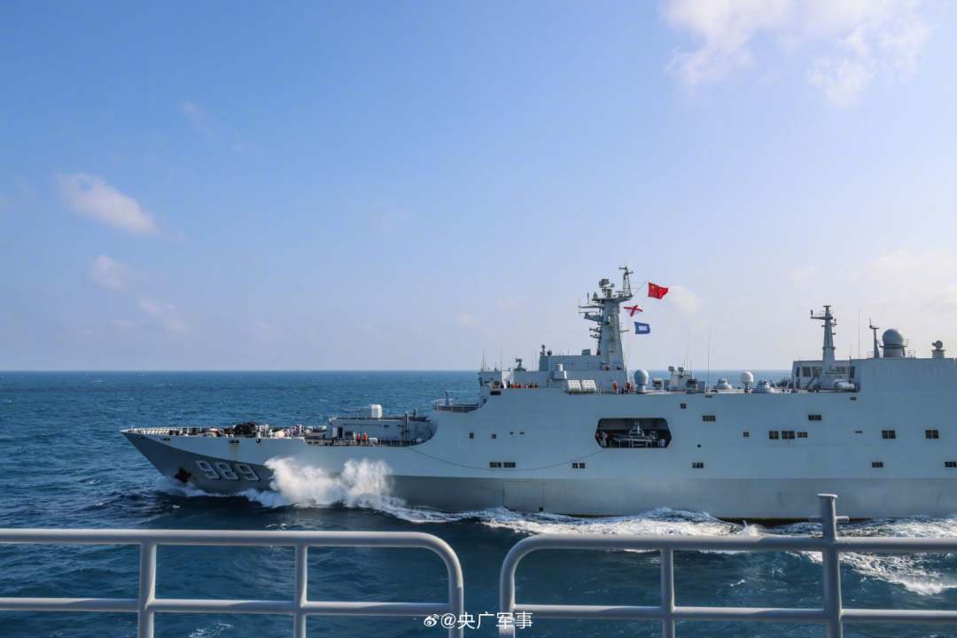 近日,南部战区海军某登陆舰支队多艘舰艇组成编队,奔赴多个海区开展实战化海上训练。在为期数天的训练中,舰艇编队相继开展横向液货补给、损害管制、舰载机起降等多个科目训练,不断锤炼编队协同作战能力和官兵应急处置能力。