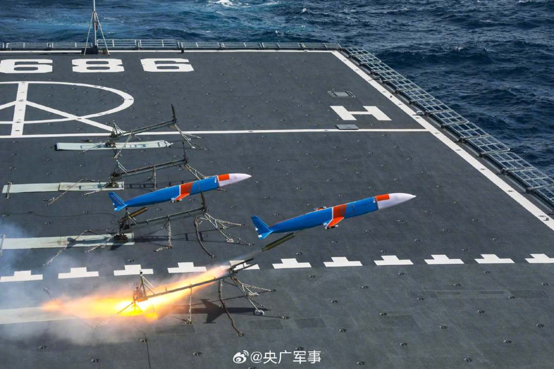 近日,南部战区海军某登陆舰支队多艘舰艇组成编队,奔赴多个海区开展实战化海上训练。在为期数天的训练中,舰艇编队相继开展横向液货补给、损害管制、舰载机起降等多个科目训练,不断锤炼编队协同作战能力和官兵应急处置能力。