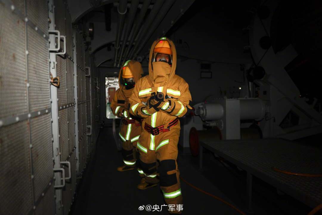 近日,南部战区海军某登陆舰支队多艘舰艇组成编队,奔赴多个海区开展实战化海上训练。在为期数天的训练中,舰艇编队相继开展横向液货补给、损害管制、舰载机起降等多个科目训练,不断锤炼编队协同作战能力和官兵应急处置能力。