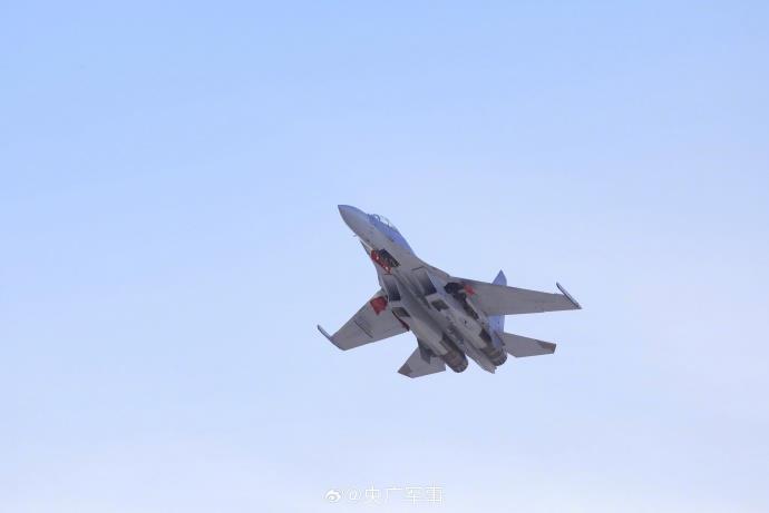近日,祁连山下,空军航空兵某旅多型战机同场开展实战化训练,锤炼飞行员全天候作战能力。一组高清大图看训练现场!