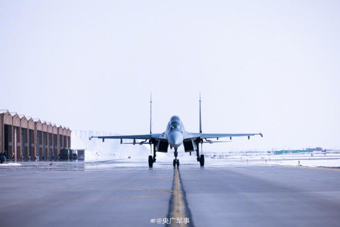 近日,祁连山下,空军航空兵某旅多型战机同场开展实战化训练,锤炼飞行员全天候作战能力。一组高清大图看训练现场!