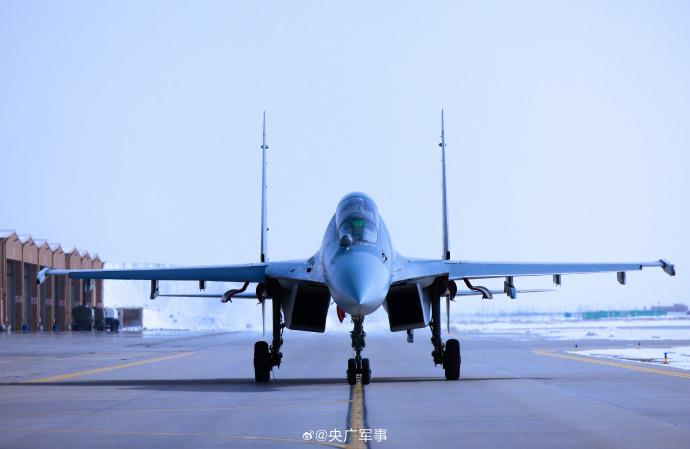 近日,祁连山下,空军航空兵某旅多型战机同场开展实战化训练,锤炼飞行员全天候作战能力。一组高清大图看训练现场!
