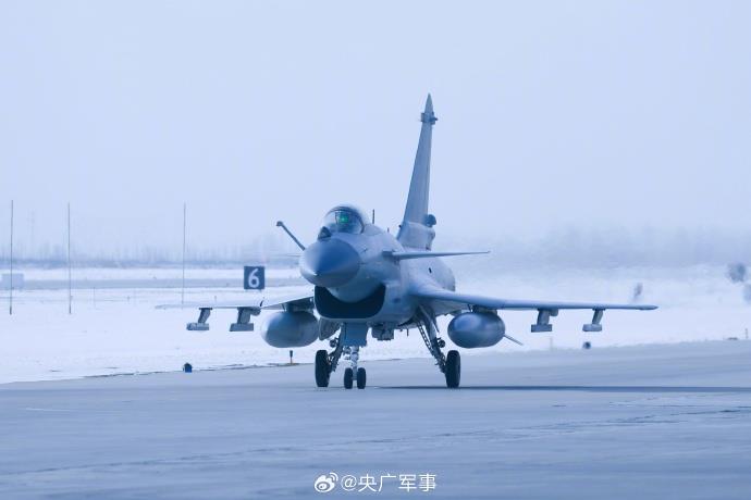 近日,祁连山下,空军航空兵某旅多型战机同场开展实战化训练,锤炼飞行员全天候作战能力。一组高清大图看训练现场!