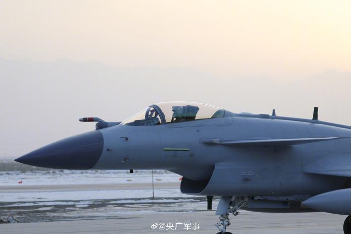 近日,祁连山下,空军航空兵某旅多型战机同场开展实战化训练,锤炼飞行员全天候作战能力。一组高清大图看训练现场!