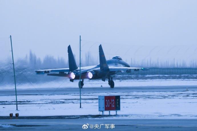 近日,祁连山下,空军航空兵某旅多型战机同场开展实战化训练,锤炼飞行员全天候作战能力。一组高清大图看训练现场!