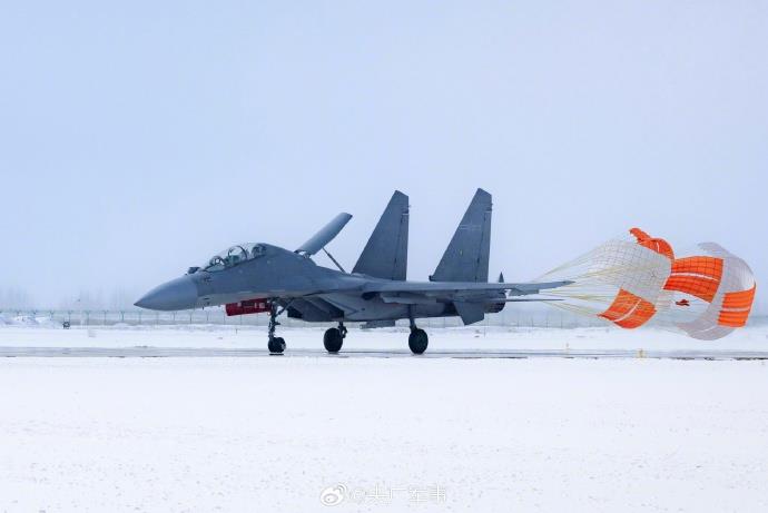 近日,祁连山下,空军航空兵某旅多型战机同场开展实战化训练,锤炼飞行员全天候作战能力。一组高清大图看训练现场!