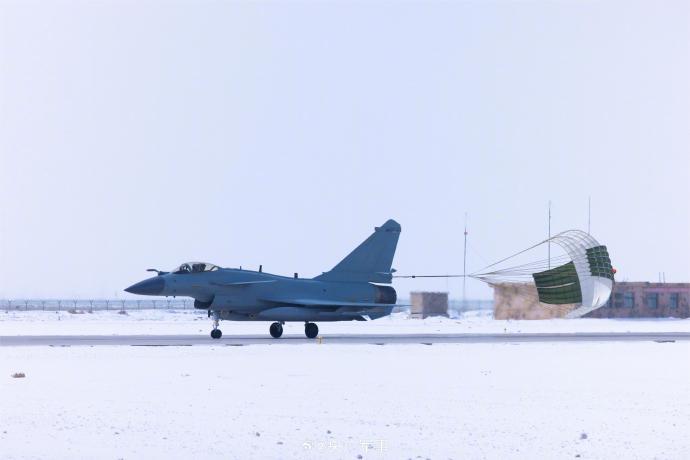 近日,祁连山下,空军航空兵某旅多型战机同场开展实战化训练,锤炼飞行员全天候作战能力。一组高清大图看训练现场!