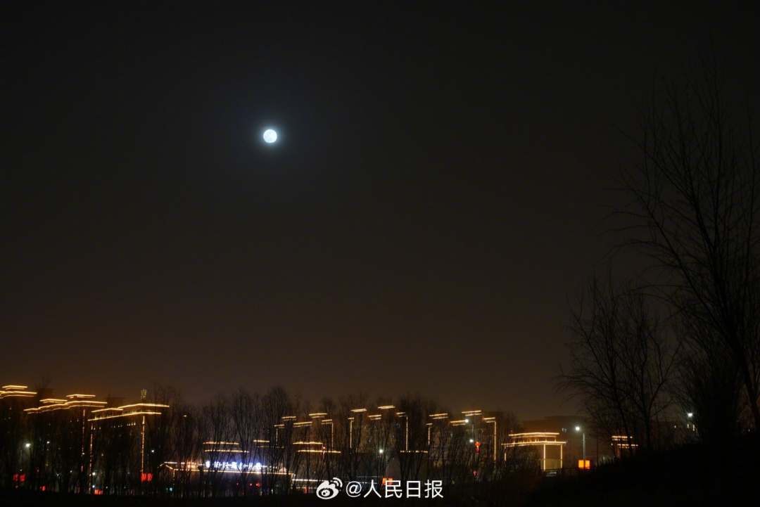 2月24日元宵夜,农历正月的满月升起,这也是2024年最小满月。昨晚没看到的,赶紧收藏!愿见者花好月圆,皆得所愿!(人民日报微博)