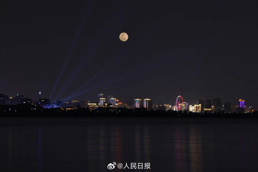 2月24日元宵夜,农历正月的满月升起,这也是2024年最小满月。昨晚没看到的,赶紧收藏!愿见者花好月圆,皆得所愿!(人民日报微博)