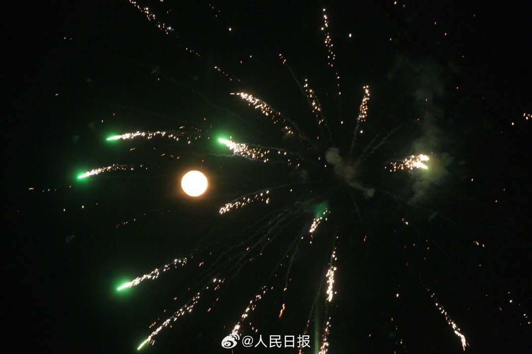 2月24日元宵夜,农历正月的满月升起,这也是2024年最小满月。昨晚没看到的,赶紧收藏!愿见者花好月圆,皆得所愿!(人民日报微博)