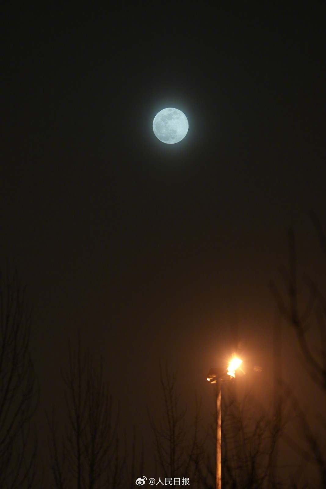 2月24日元宵夜,农历正月的满月升起,这也是2024年最小满月。昨晚没看到的,赶紧收藏!愿见者花好月圆,皆得所愿!(人民日报微博)