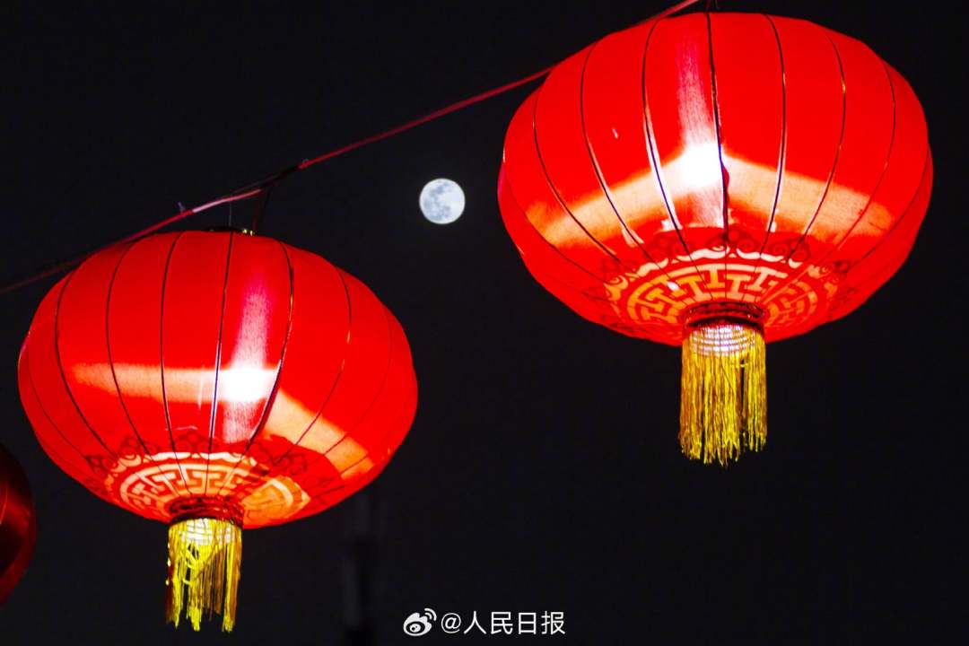2月24日元宵夜,农历正月的满月升起,这也是2024年最小满月。昨晚没看到的,赶紧收藏!愿见者花好月圆,皆得所愿!(人民日报微博)