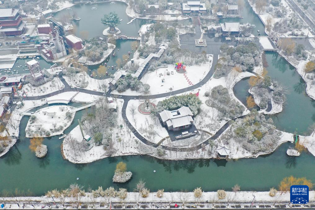 2月24日拍摄的被白雪覆盖的江苏东台西溪景区(无人机照片)。新华社发(张莉琳摄)