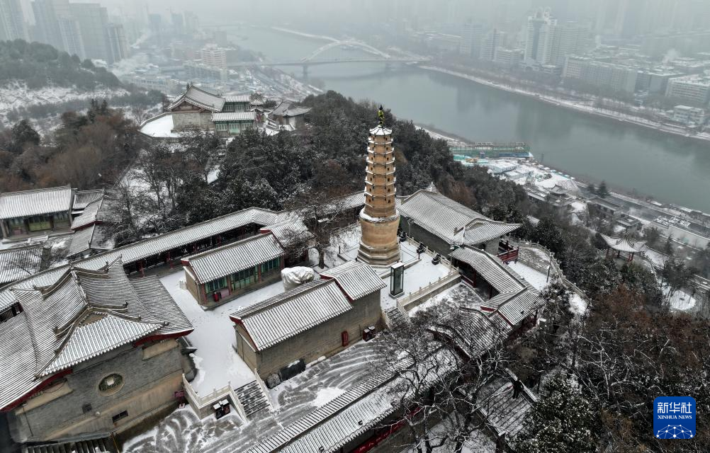 这是2月26日在甘肃省兰州市城关区拍摄的白塔山雪景(无人机照片)。新华社发(吕亚龙摄)