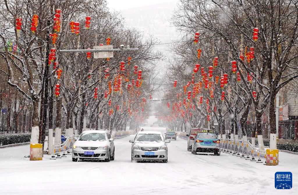 元宵佳节前后,我国多地出现降雪天气,春雪飘落大地,神州处处美景,春天的脚步越来越近。2月29日,车辆冒雪行驶在甘肃省会宁县街头。新华社发(常琦彪摄)