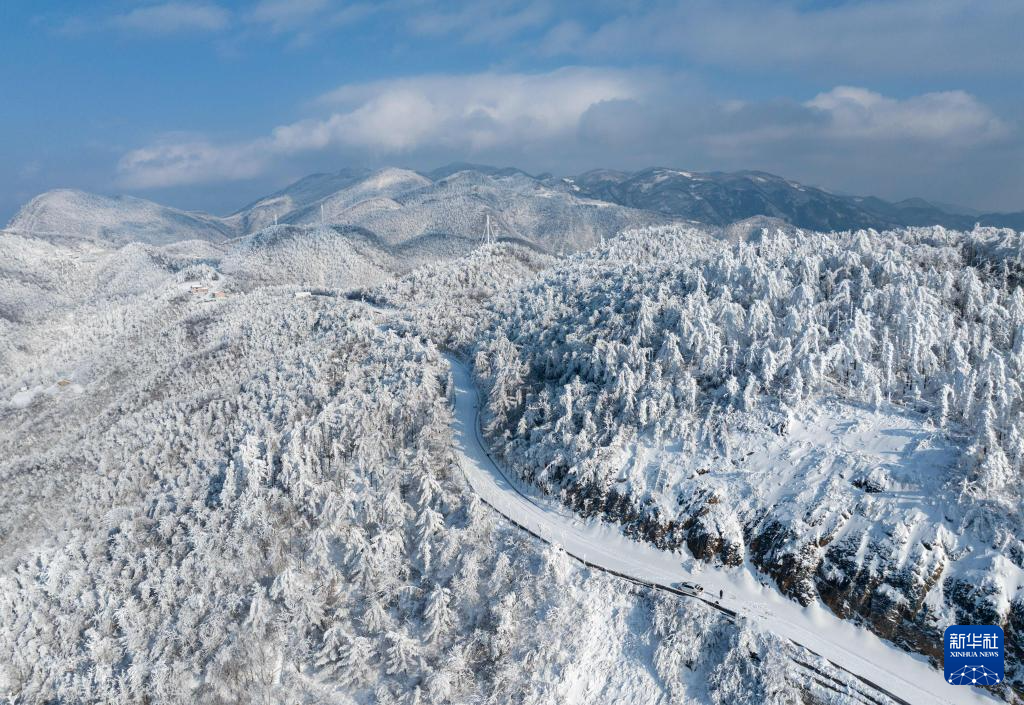 2月24日,游客在湖北省襄阳市保康县后坪镇拍摄雪景(无人机照片)。新华社发(陈泉霖摄)
