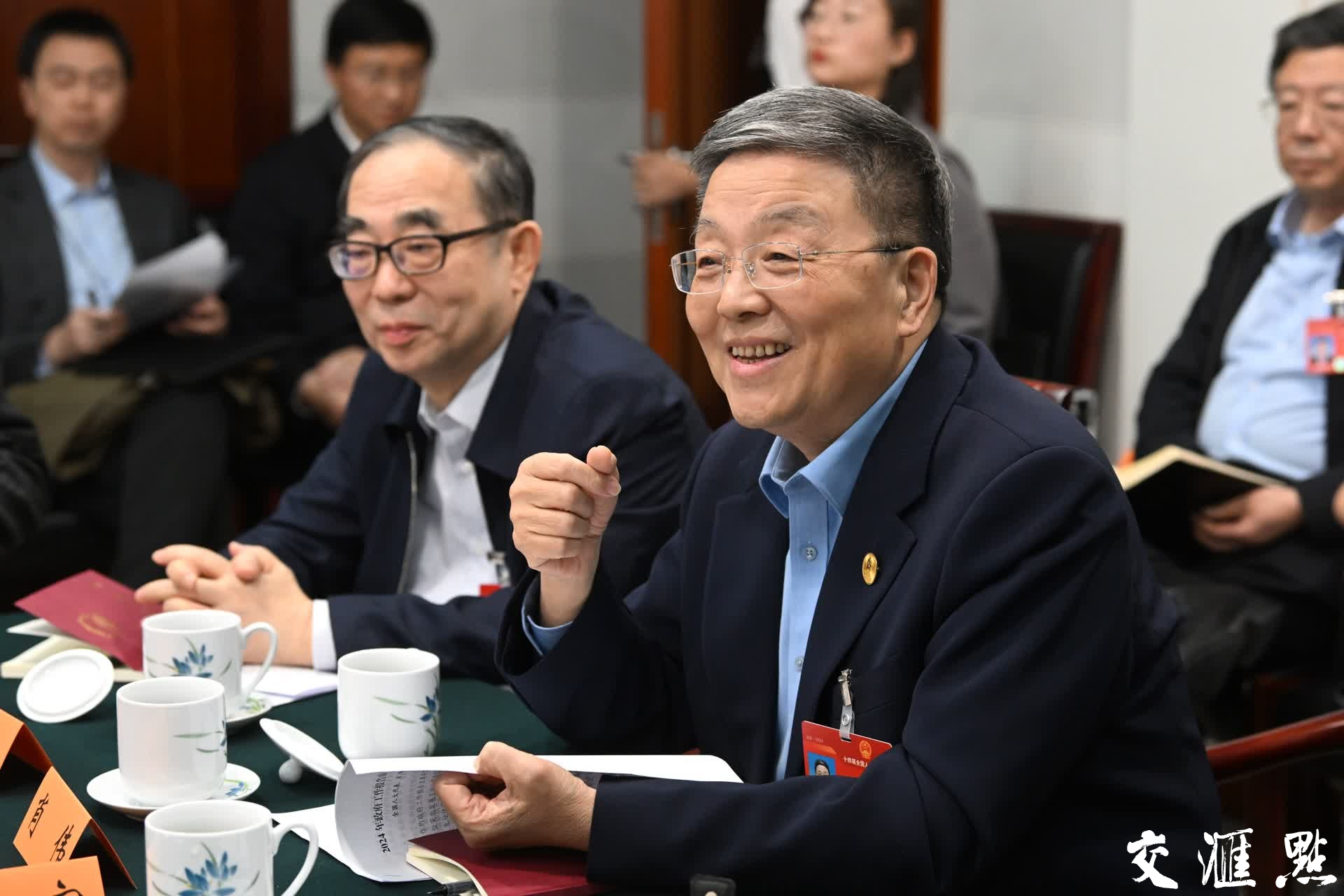 3月6日,十四届全国人大二次会议江苏代表团在驻地召开代表小组会议,审议李强总理在十四届全国人大二次会议开幕会上作的政府工作报告。
新华日报·交汇点记者 肖勇 万程鹏 摄