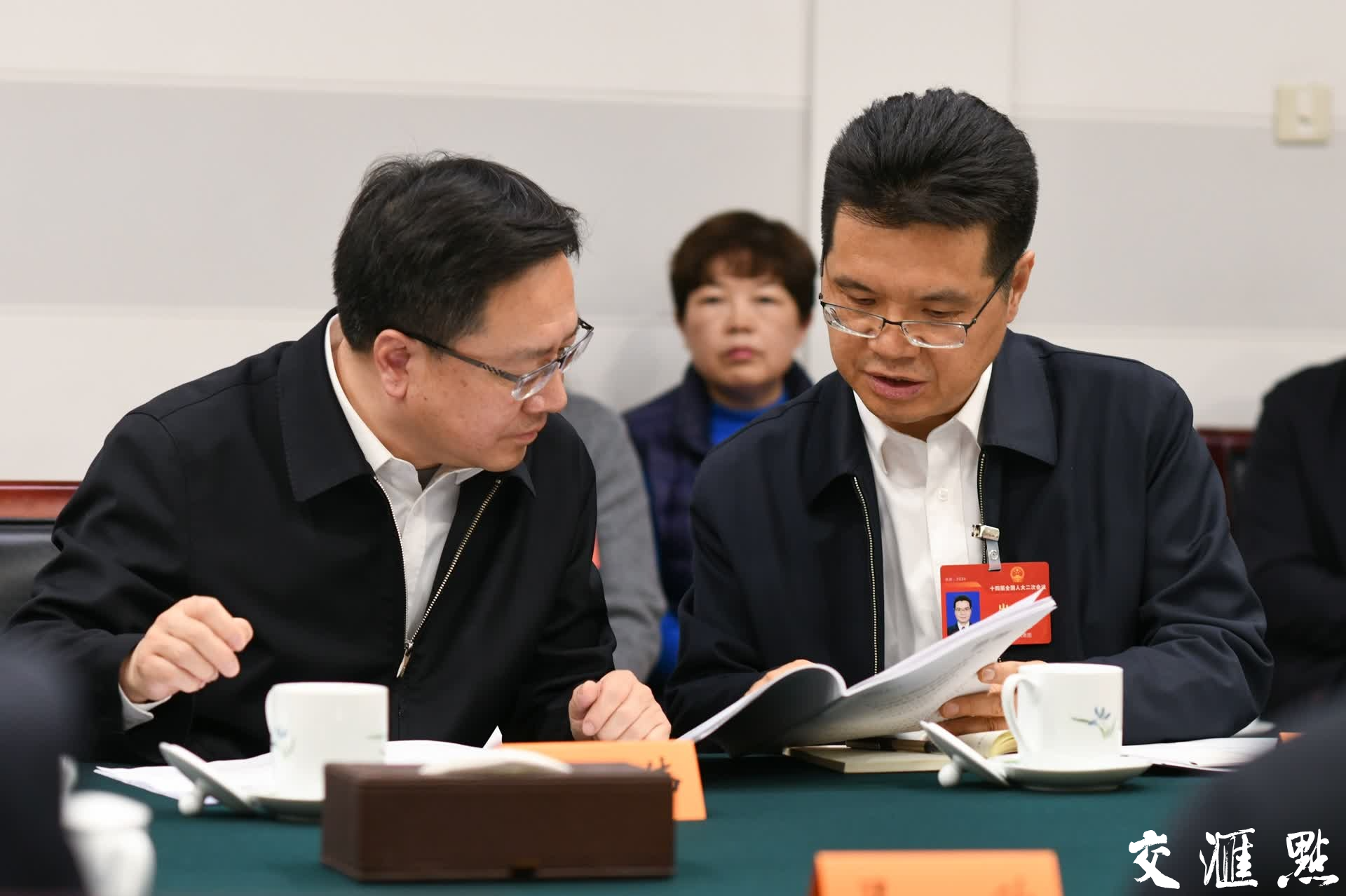 3月6日,十四届全国人大二次会议江苏代表团在驻地召开代表小组会议,审议李强总理在十四届全国人大二次会议开幕会上作的政府工作报告。
新华日报·交汇点记者 肖勇 万程鹏 摄
