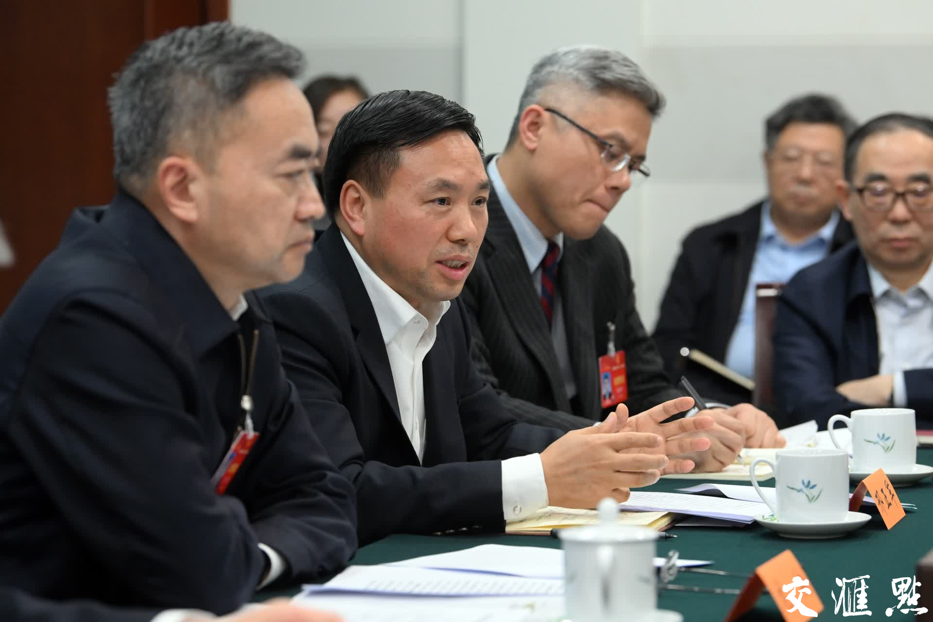 3月6日,十四届全国人大二次会议江苏代表团在驻地召开代表小组会议,审议李强总理在十四届全国人大二次会议开幕会上作的政府工作报告。
新华日报·交汇点记者 肖勇 万程鹏 摄