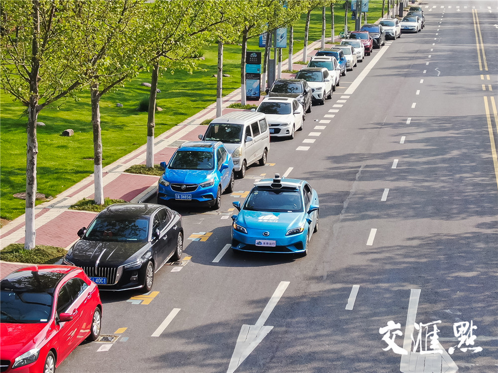 图为正在南京江心洲行驶的自动驾驶网约车。