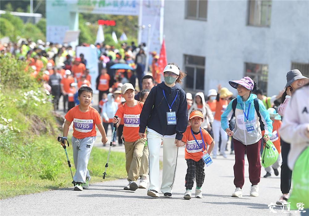 此次徒步大会以“山野追风 UP向上”为主题,凭借横山曲折变化的优美地势和丰富广袤的自然资源而举办。