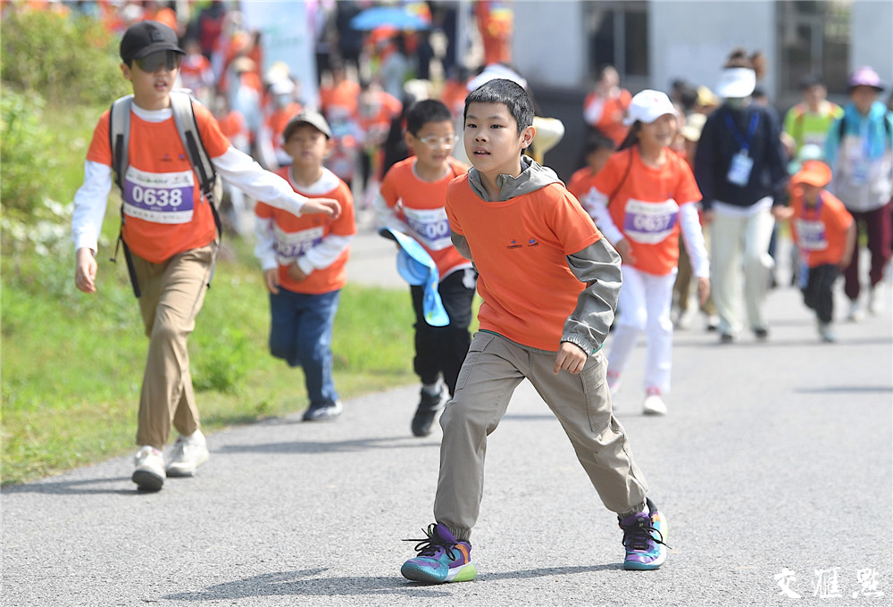 交汇点讯 2024年4月21日,2024横山徒步大会在南京江宁横山“鸣枪起步”。新华日报·交汇点记者 邵丹 摄