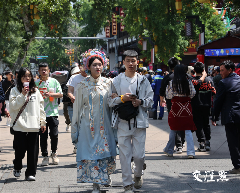 2024年5月1日，“五一”国际劳动节，也是小长假首日，南京夫子庙游人如织，人们在春光中畅游景区，享受美好假日。
新华日报·交汇点记者 宋宁 摄