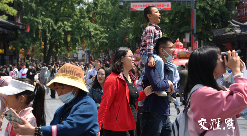 2024年5月1日，“五一”国际劳动节，也是小长假首日，南京夫子庙游人如织，人们在春光中畅游景区，享受美好假日。
新华日报·交汇点记者 宋宁 摄