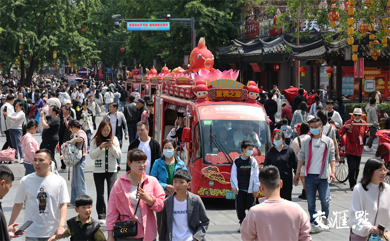 2024年5月1日，“五一”国际劳动节，也是小长假首日，南京夫子庙游人如织，人们在春光中畅游景区，享受美好假日。
新华日报·交汇点记者 宋宁 摄