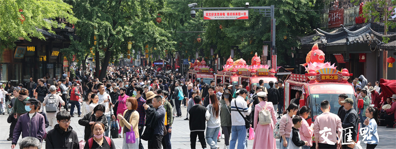 2024年5月1日，“五一”国际劳动节，也是小长假首日，南京夫子庙游人如织，人们在春光中畅游景区，享受美好假日。
新华日报·交汇点记者 宋宁 摄