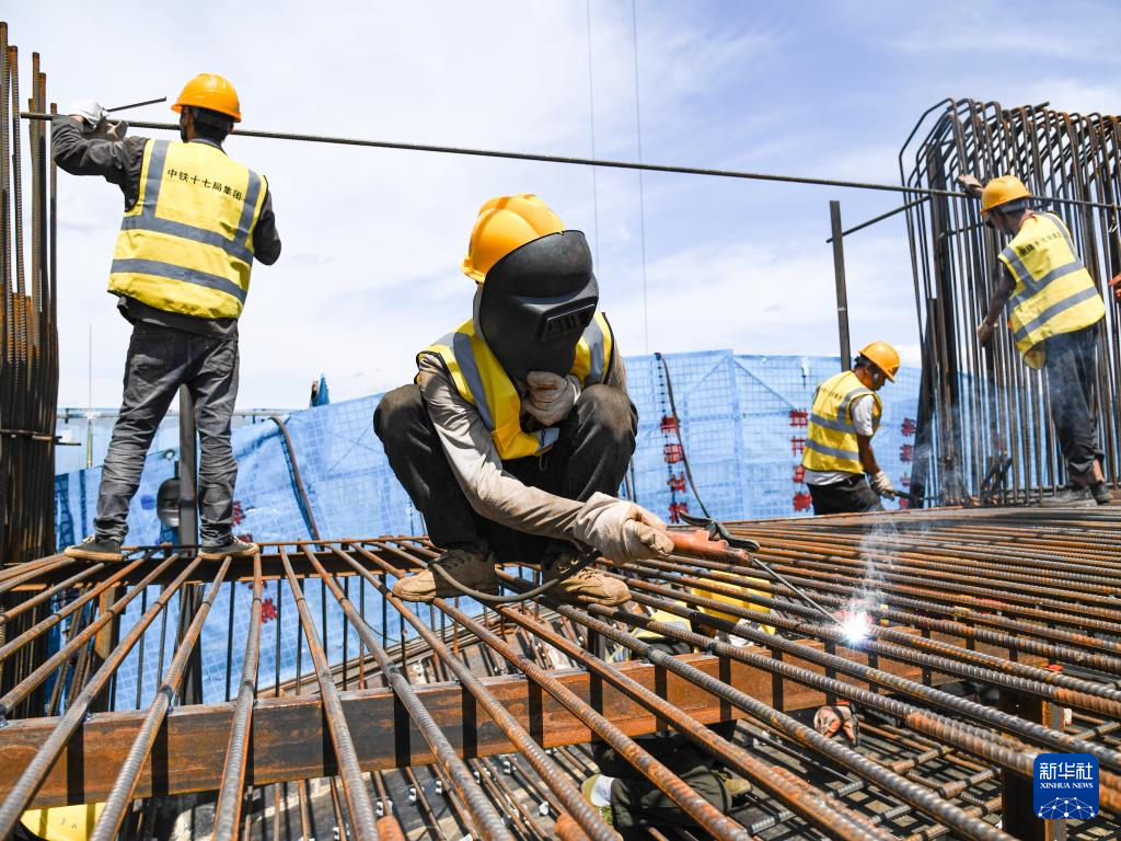 5月1日,在成达万高铁遂宁涪江特大桥建设现场,中铁十七局的工人在施工。