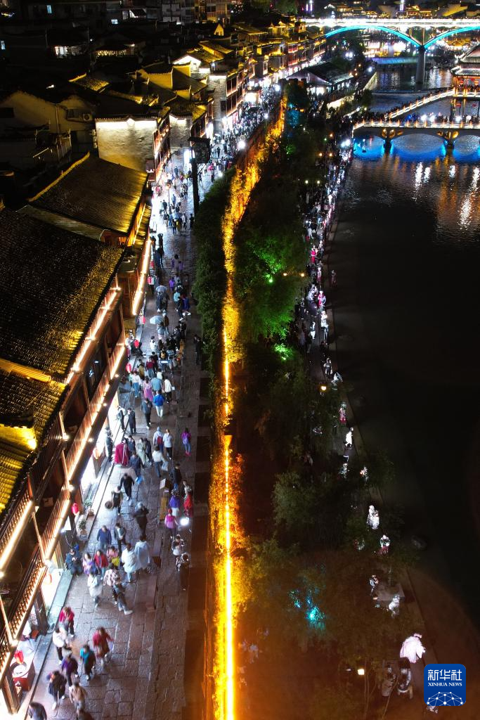 5月3日,游客在湖南省湘西土家族苗族自治州凤凰古城参观游览(无人机照片)。
