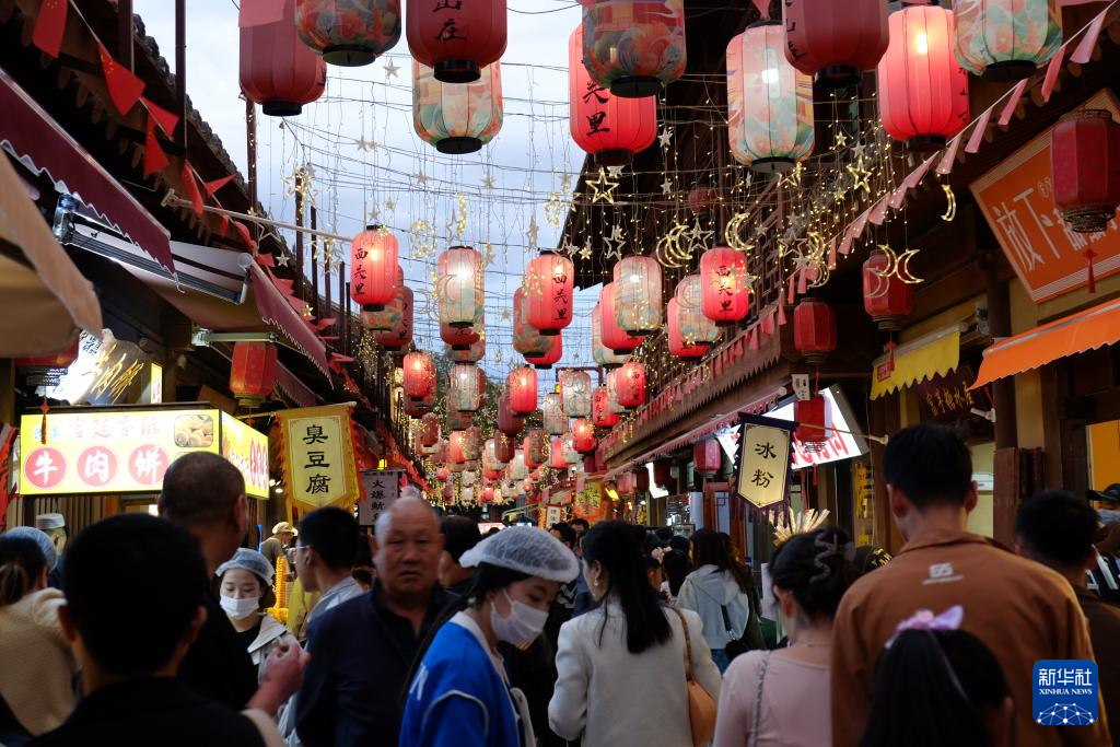 5月1日,游客在甘肃省天水市秦州区天水古城游览。“五一”小长假,各地丰富文旅供给,加强服务保障,各大景区迎来客流高峰。