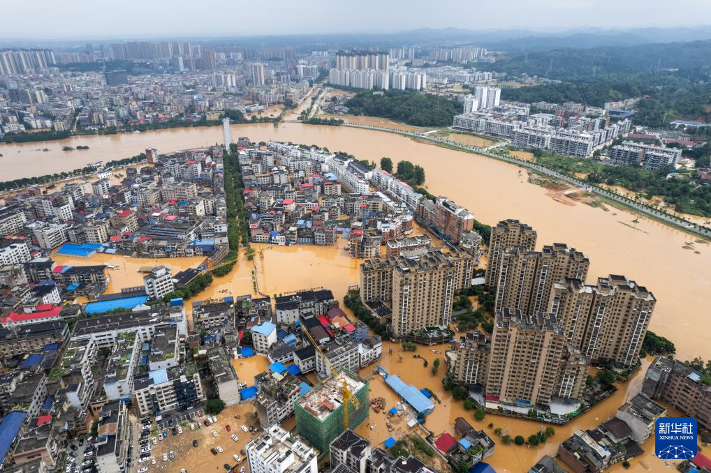 这是7月2日在湖南省岳阳市平江县县城拍摄的内涝现场(无人机照片)。